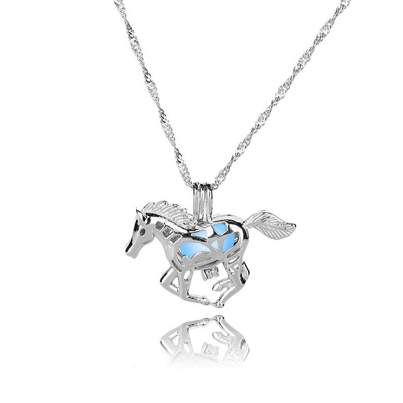 Svítící náhrdelník s přívěskem koně s motivem cválajícího koně