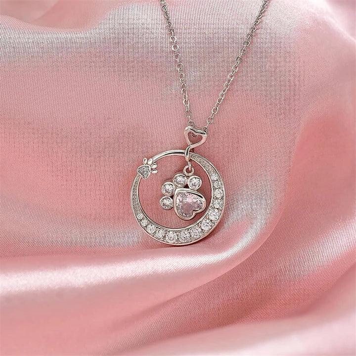 Roztomilý náhrdelník ve tvaru psí tlapky vyrobený z 925 stříbra se zirkony